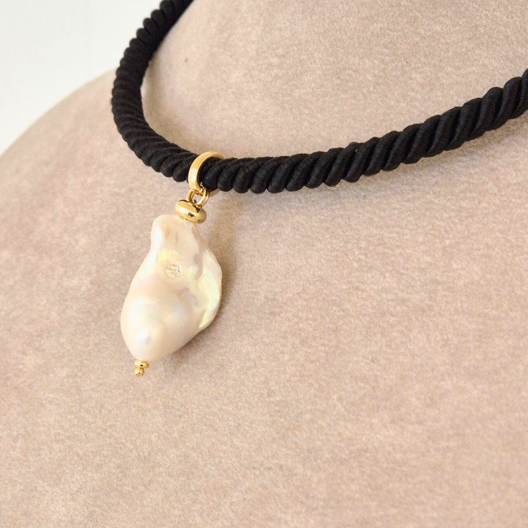 Collana con cordone a girocollo rigido in Argento 925 dorato con pendente in Perla Scaramazza