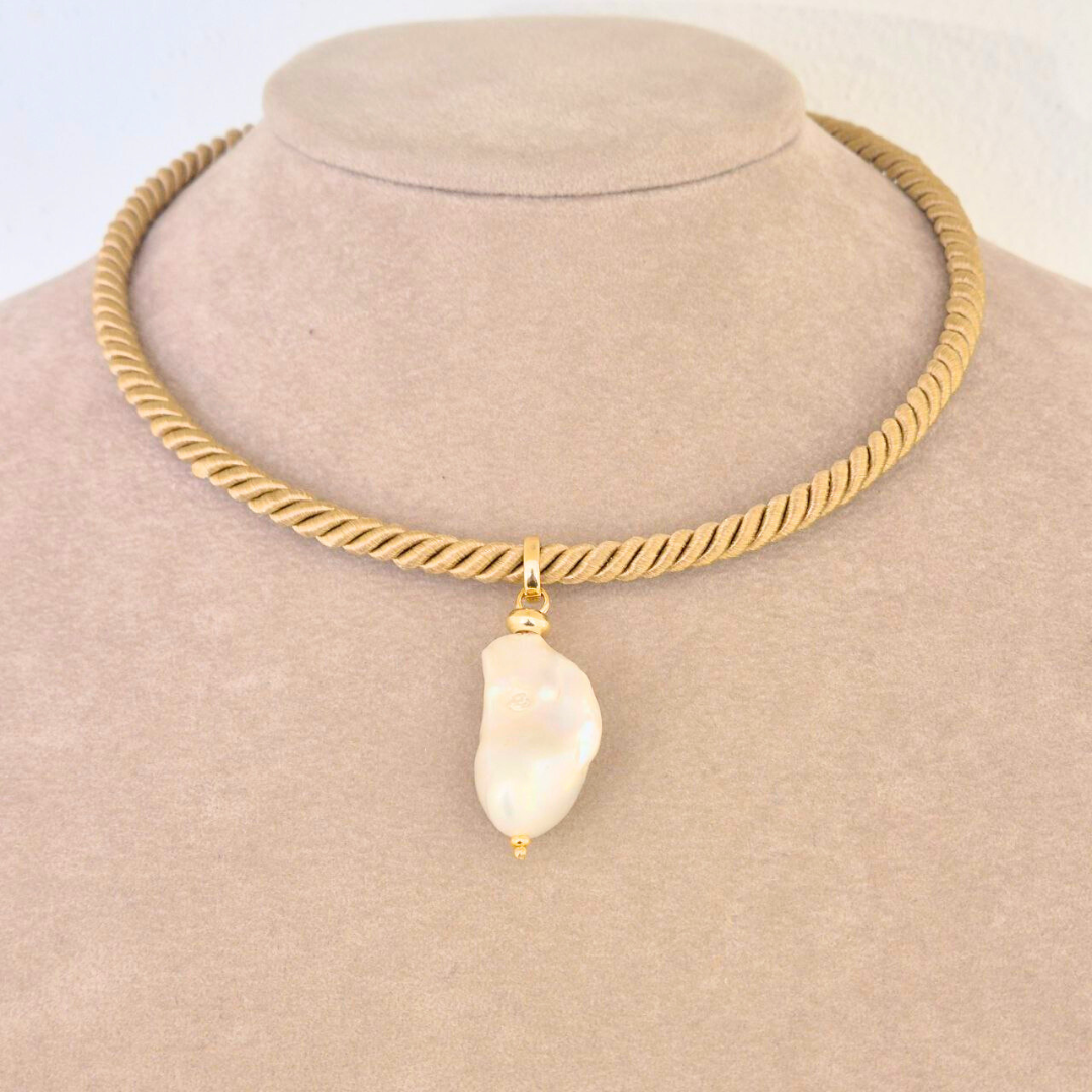 Collana con cordone a girocollo rigido in Argento 925 dorato con pendente in Perla Scaramazza