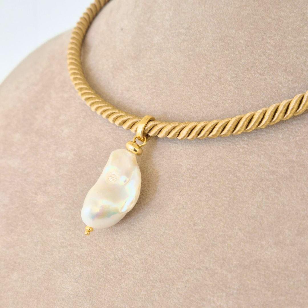 Collana con cordone a girocollo rigido in Argento 925 dorato con pendente in Perla Scaramazza