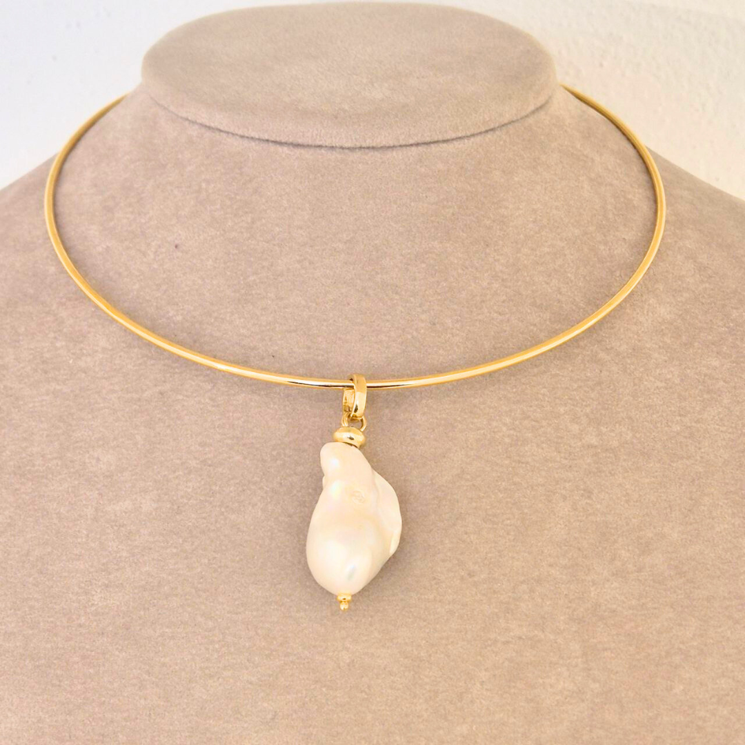 Collana a girocollo rigido in Argento 925 dorato con pendente in Perla Scaramazza