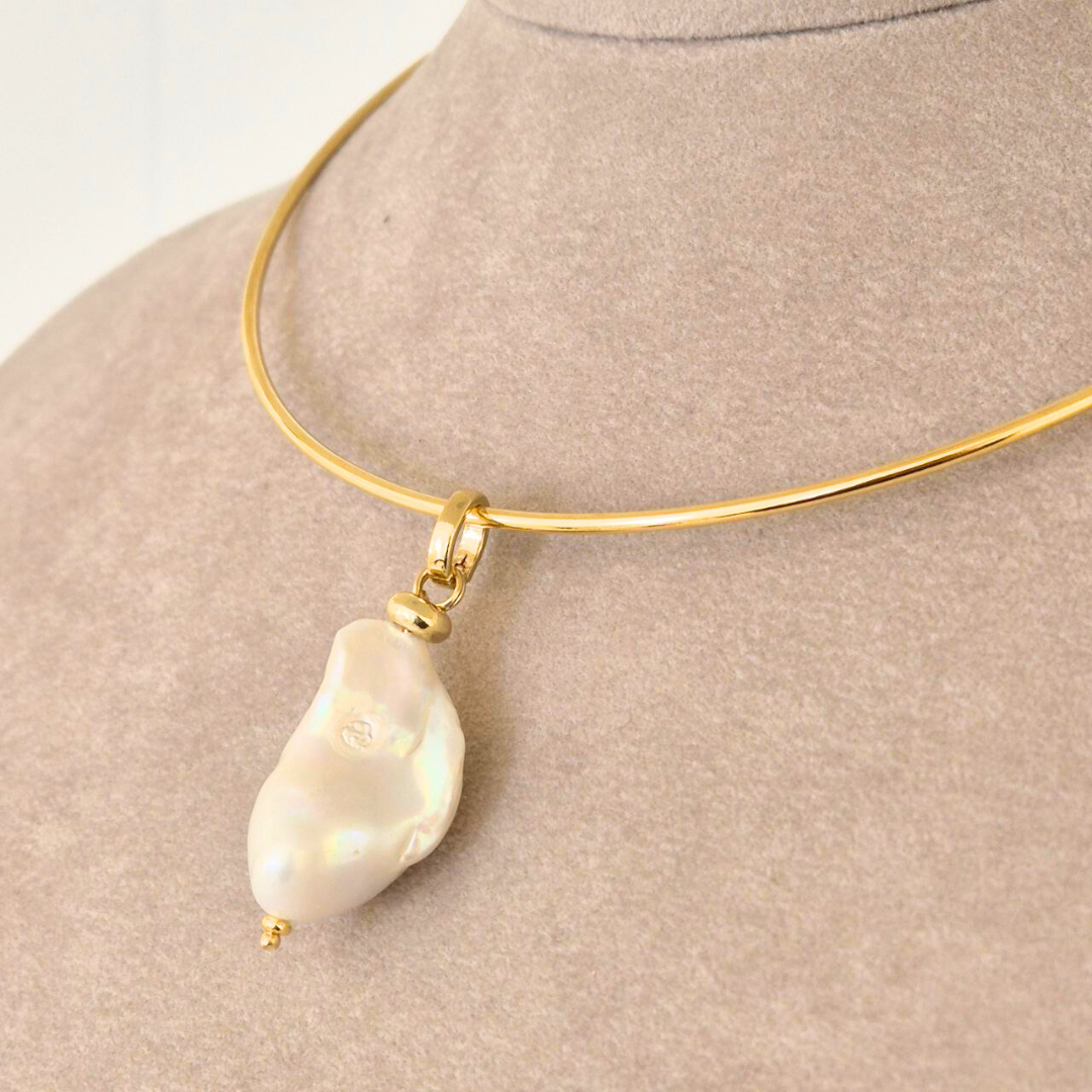 Collana a girocollo rigido in Argento 925 dorato con pendente in Perla Scaramazza