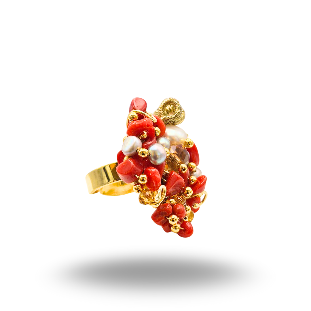Anello a grappolo in Argento 925 dorato con con Corallo rosso, Perle e Quarzi gialli. Misura regolabile