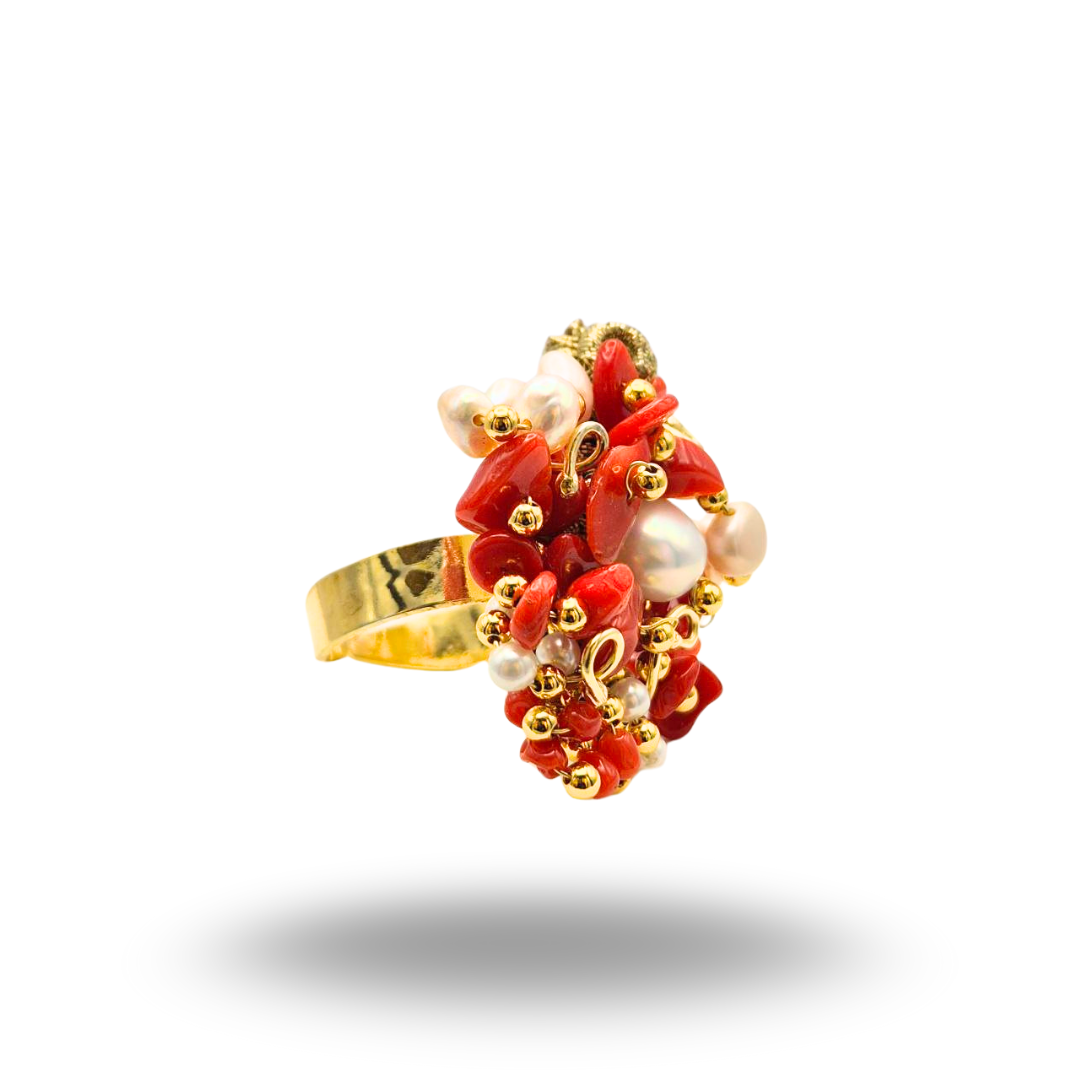 Anello a grappolo in Argento 925 dorato con con Corallo rosso e Perle. Misura regolabile