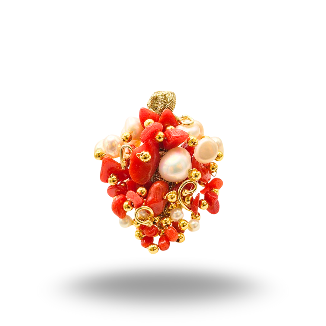 Anello a grappolo in Argento 925 dorato con con Corallo rosso e Perle. Misura regolabile