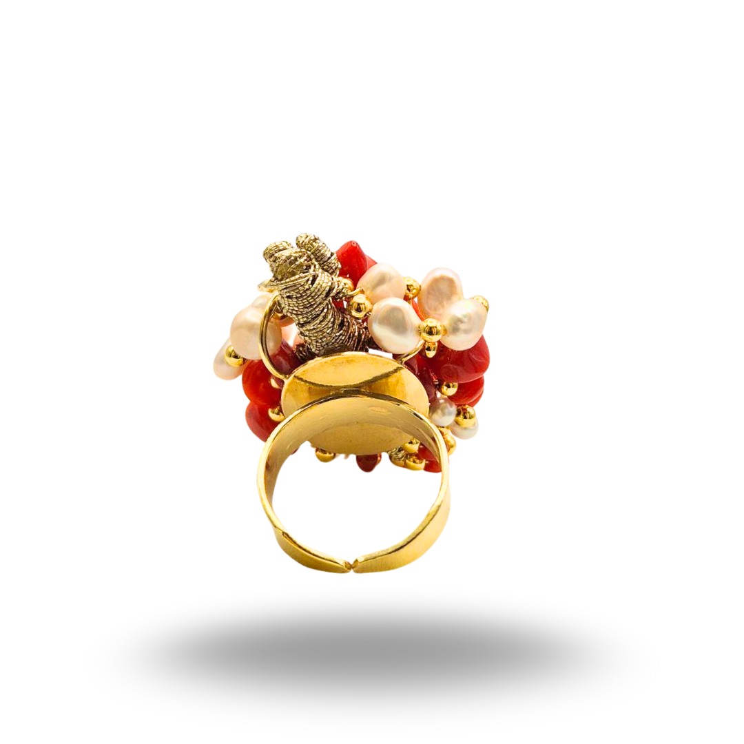 Anello a grappolo in Argento 925 dorato con con Corallo rosso e Perle. Misura regolabile