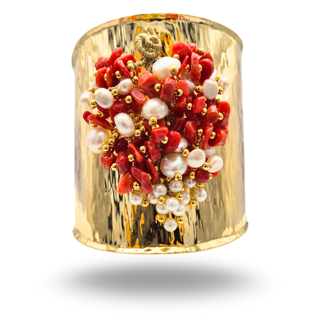Bracciale a grappolo in Bronzo dorato con Corallo rosso e Perle. Misura grande