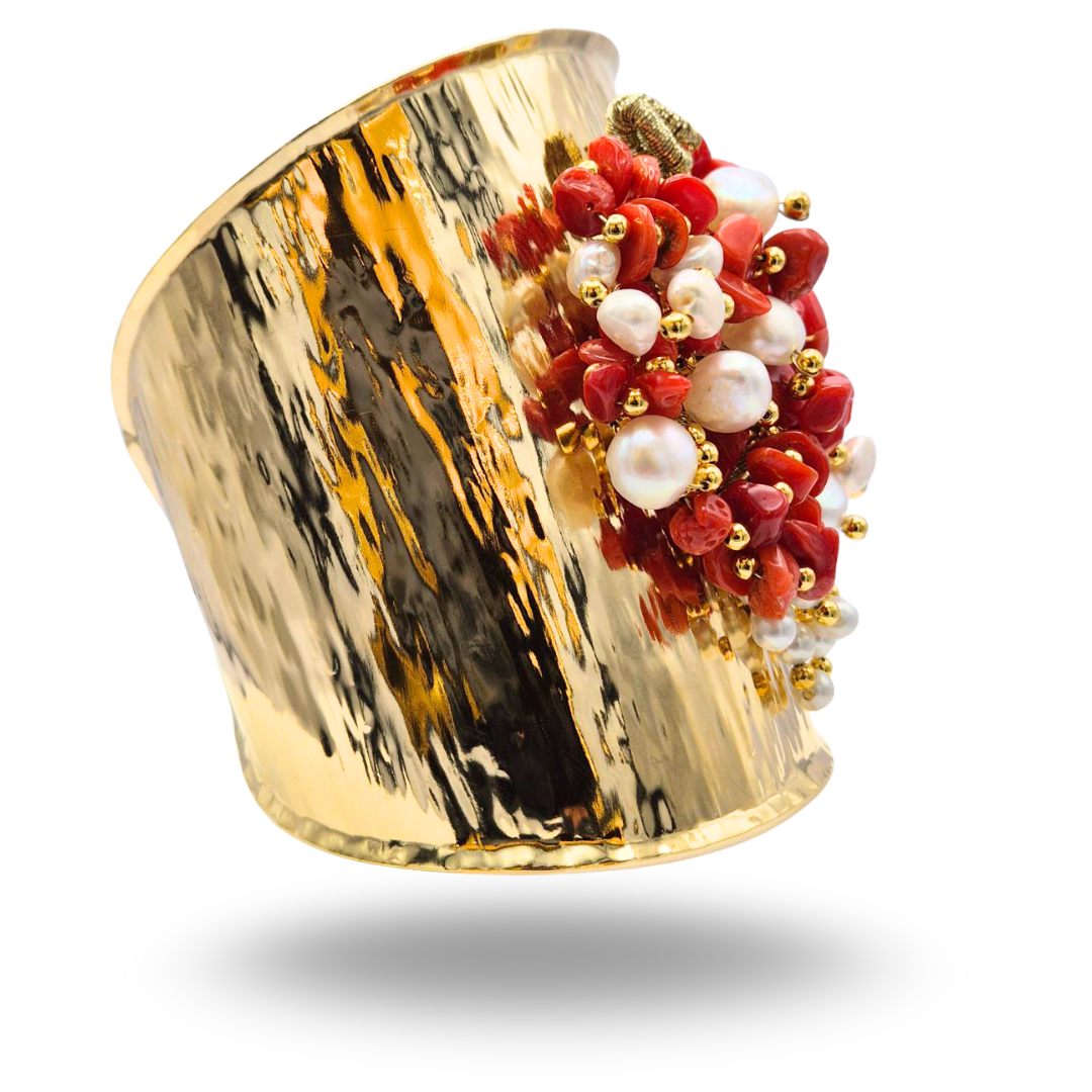 Bracciale a grappolo in Bronzo dorato con Corallo rosso e Perle. Misura grande