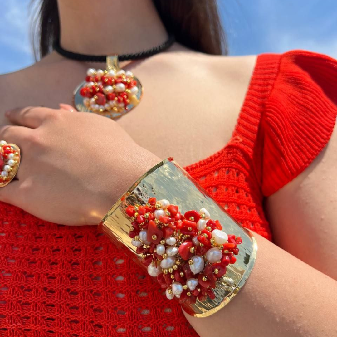 Bracciale a grappolo in Bronzo dorato con Corallo rosso e Perle. Misura grande