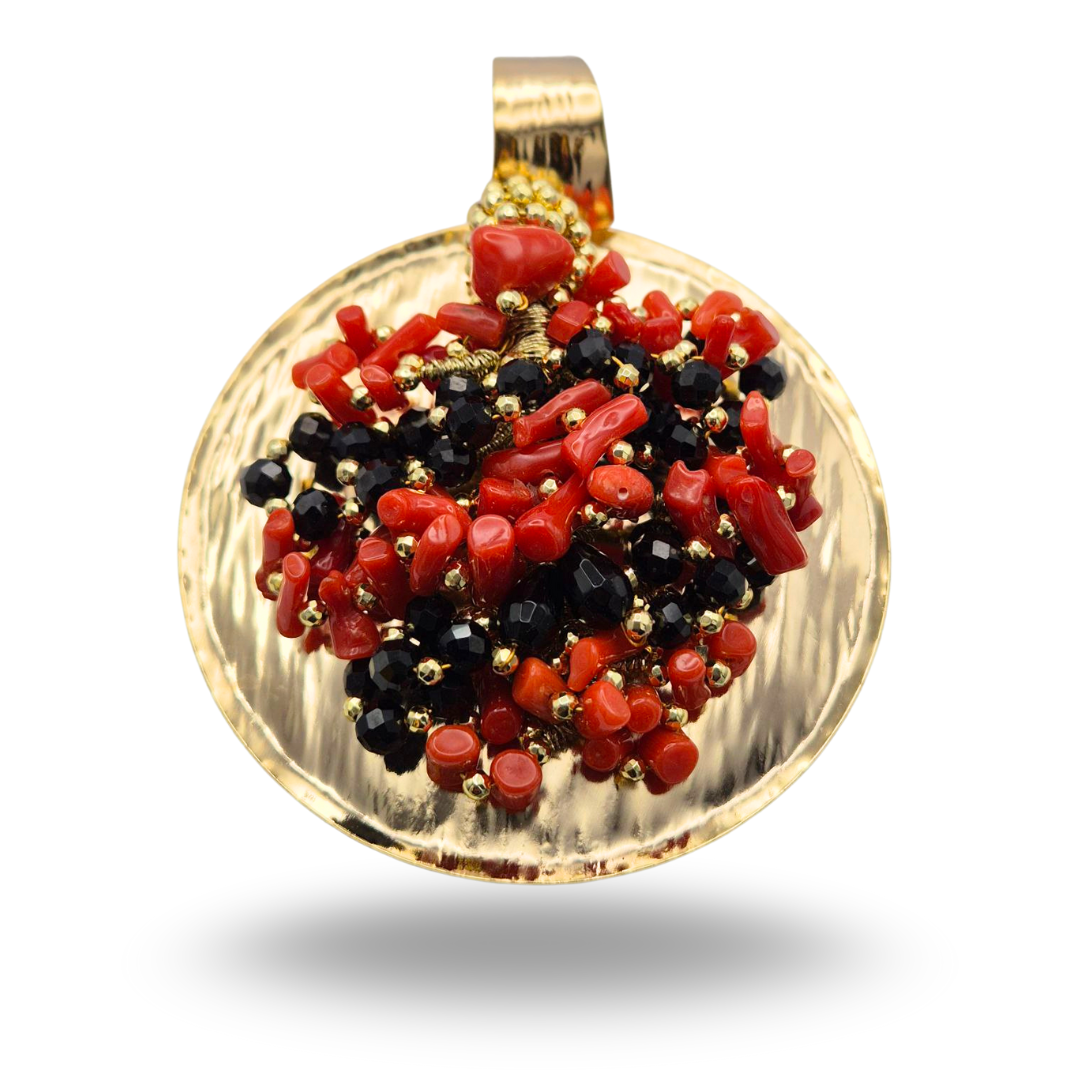 Ciondolo in Bronzo dorato con grappolo con Corallo rosso e Onice. Misura grande