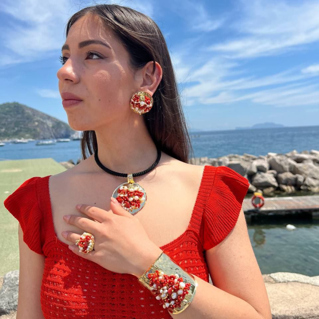 Ciondolo in Bronzo dorato con grappolo con Corallo rosso e Perle. Misura piccola