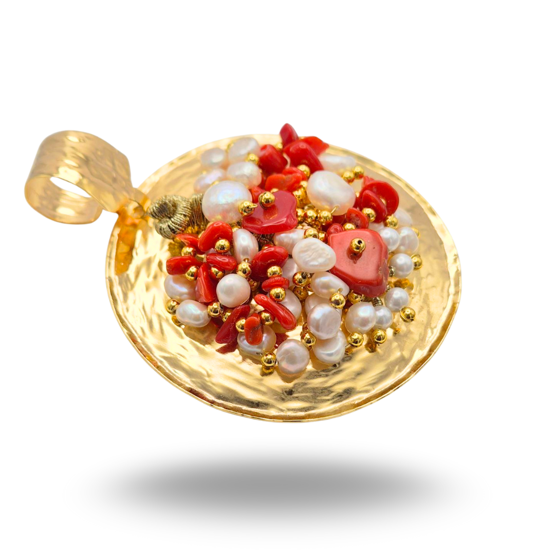 Ciondolo in Bronzo dorato con grappolo con Corallo rosso e Perle. Misura piccola