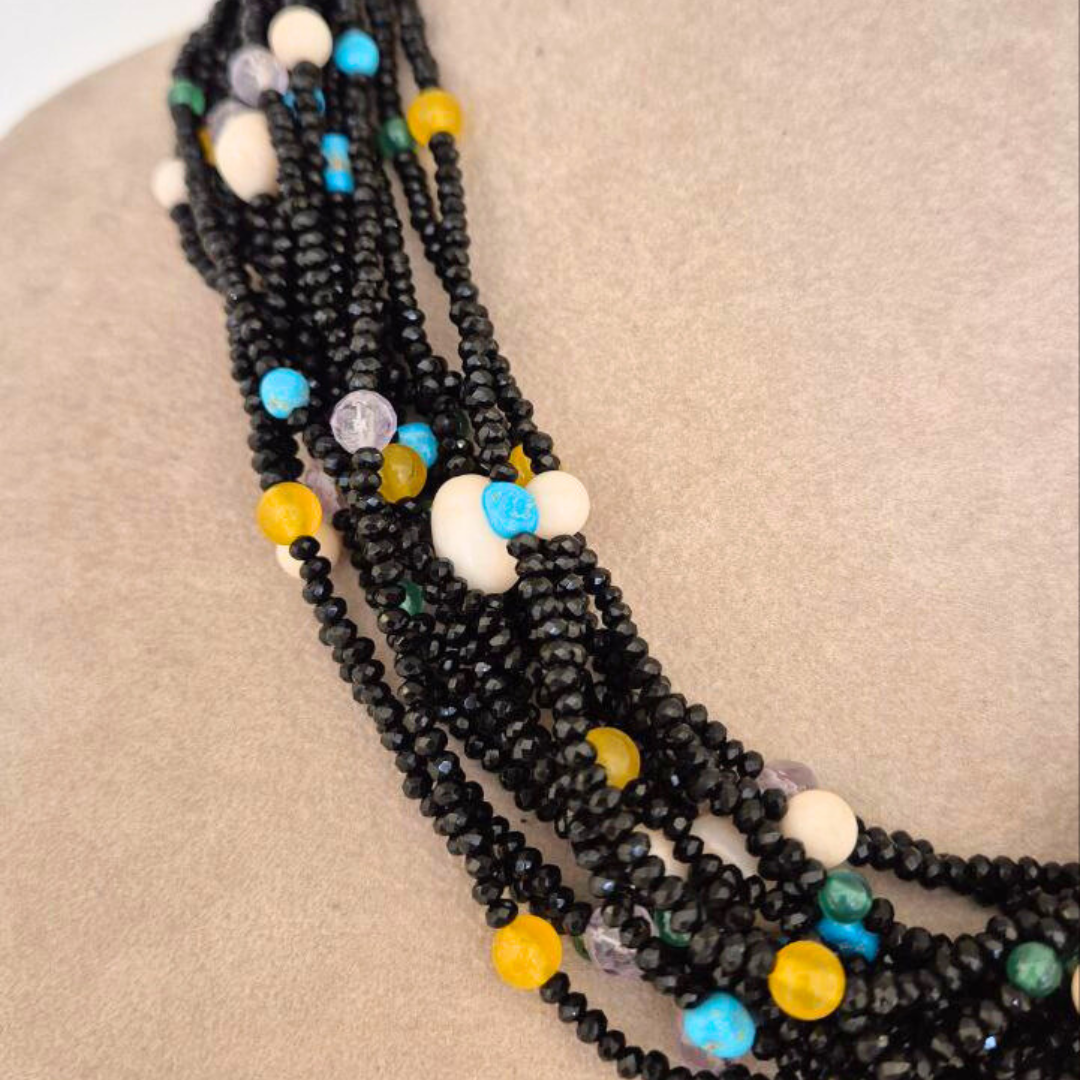 Collana a 15 fili in Spinelli neri sfaccettati, Corallo rosa, Giada, Quarzo Ametista, Perle e sassi di Turchese naturale, chiusura in Argento 925 dorato