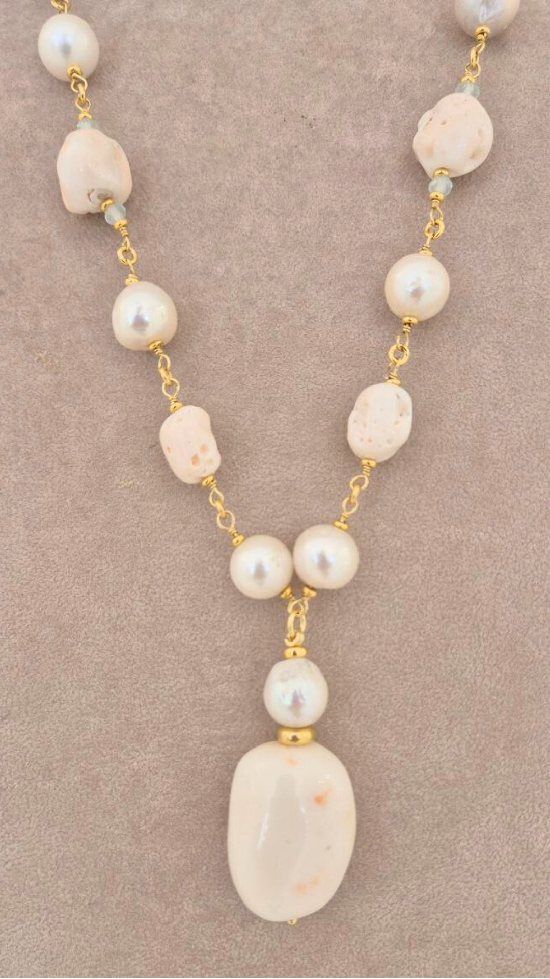 Collana in Corallo rosa, Perle e Quarzi azzurri, completamente ammagliata a mano in Argento 925 dorato
