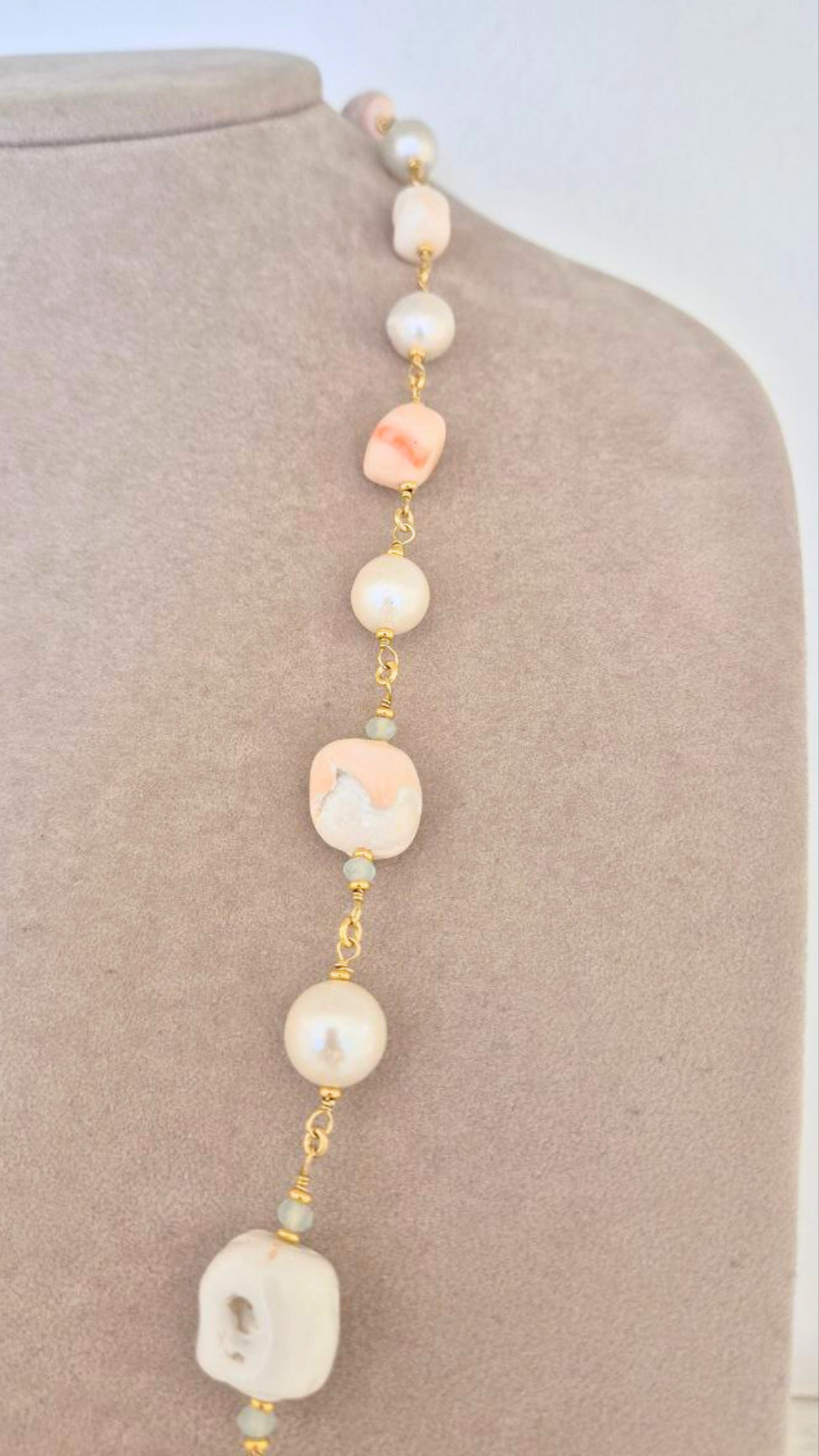 Collana in Corallo rosa, Perle e Quarzi azzurri, completamente ammagliata a mano in Argento 925 dorato