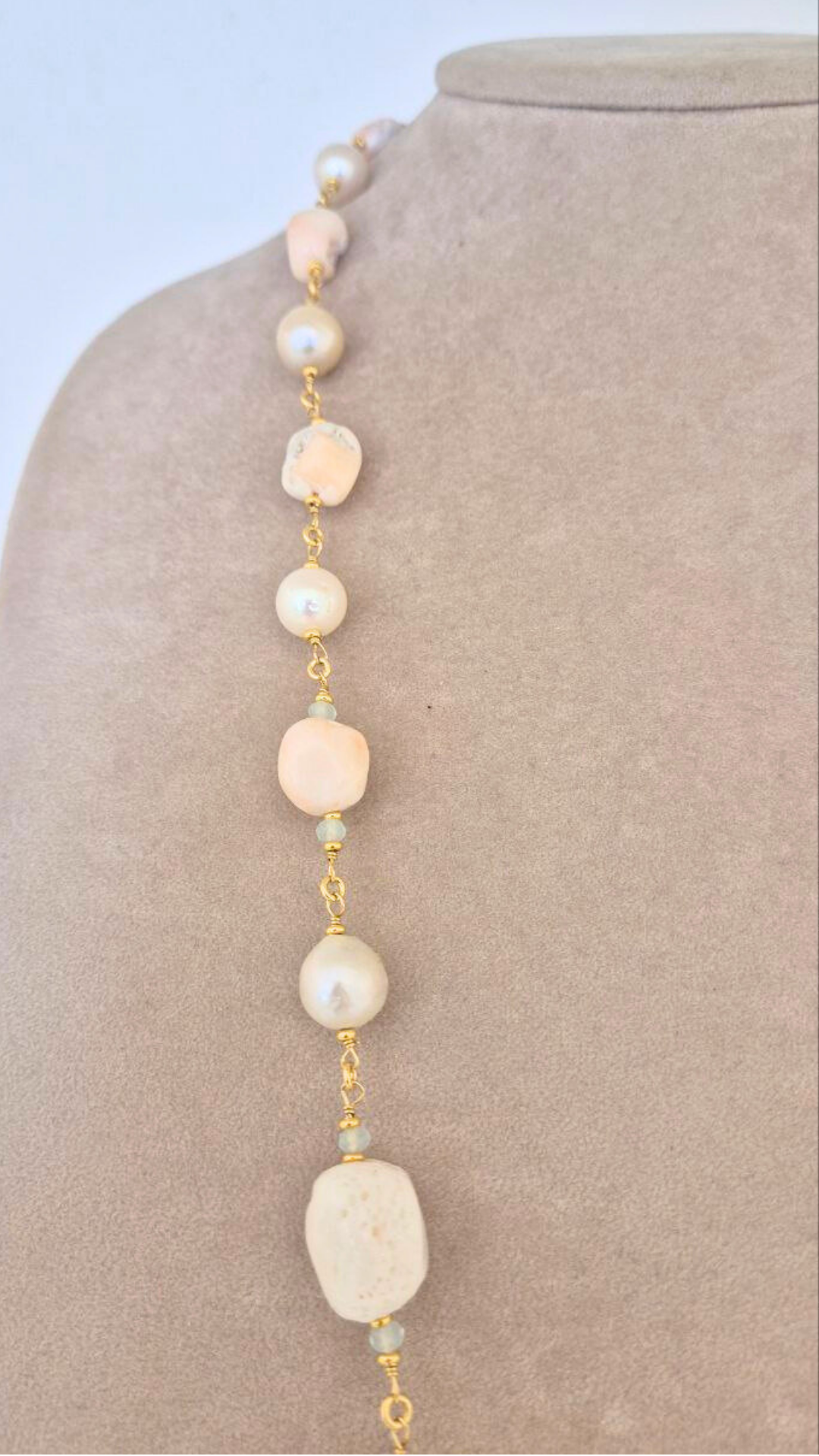 Collana in Corallo rosa, Perle e Quarzi azzurri, completamente ammagliata a mano in Argento 925 dorato