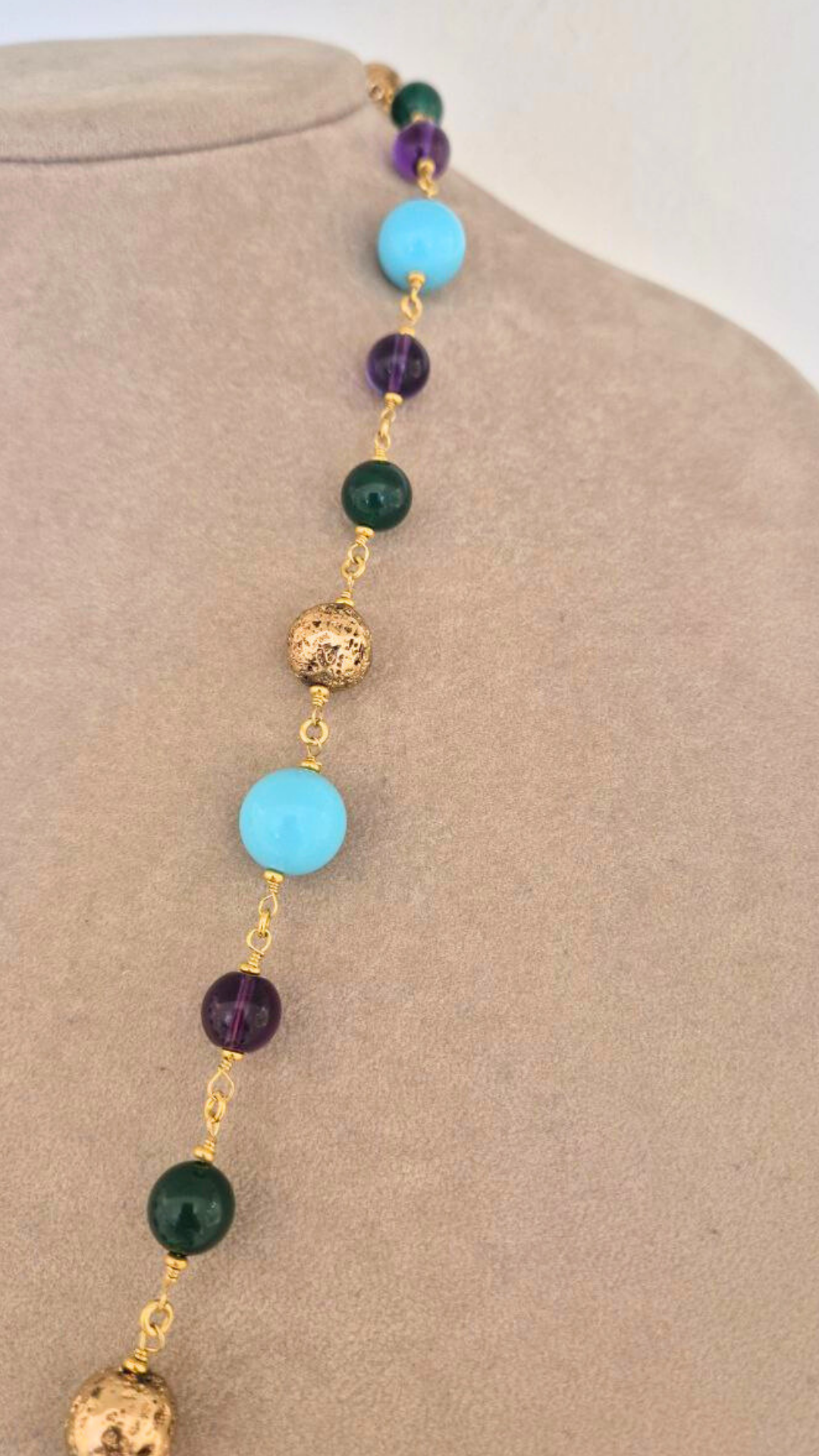 Collana in Pietre Naturali ammagliata completamente a mano, in Argento 925 dorato, con Pasta di Turchese, Pietra lavica, Giada e Ametista