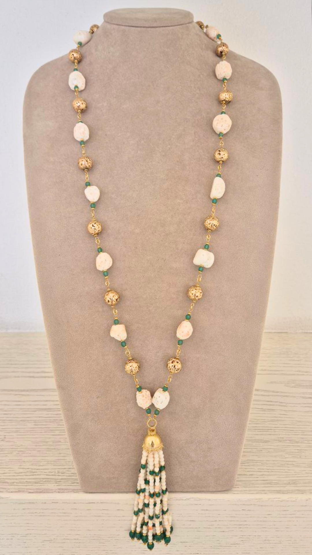 Collana in Pietre Naturali ammagliata completamente a mano, in Argento 925 dorato, con Corallo rosa e Giada