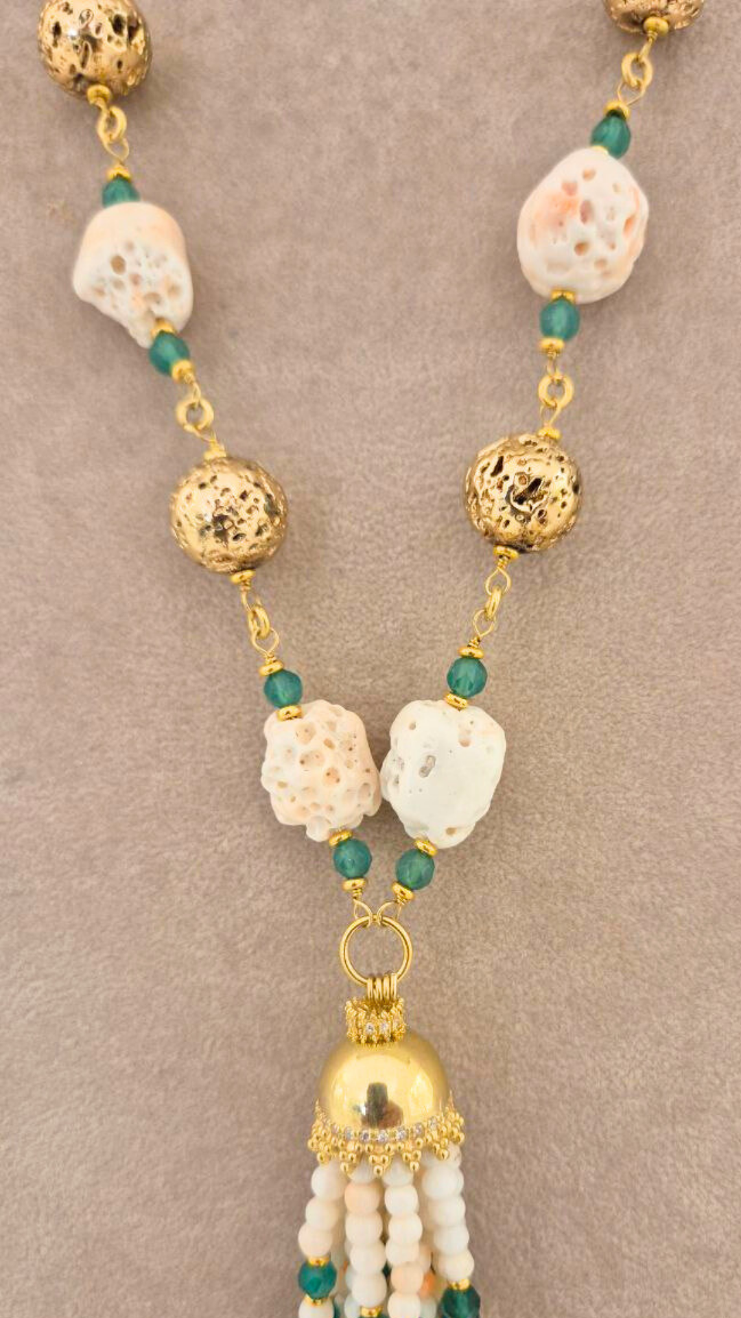 Collana in Pietre Naturali ammagliata completamente a mano, in Argento 925 dorato, con Corallo rosa e Giada