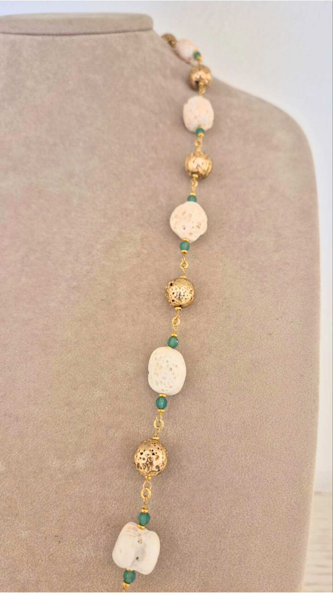 Collana in Pietre Naturali ammagliata completamente a mano, in Argento 925 dorato, con Corallo rosa e Giada