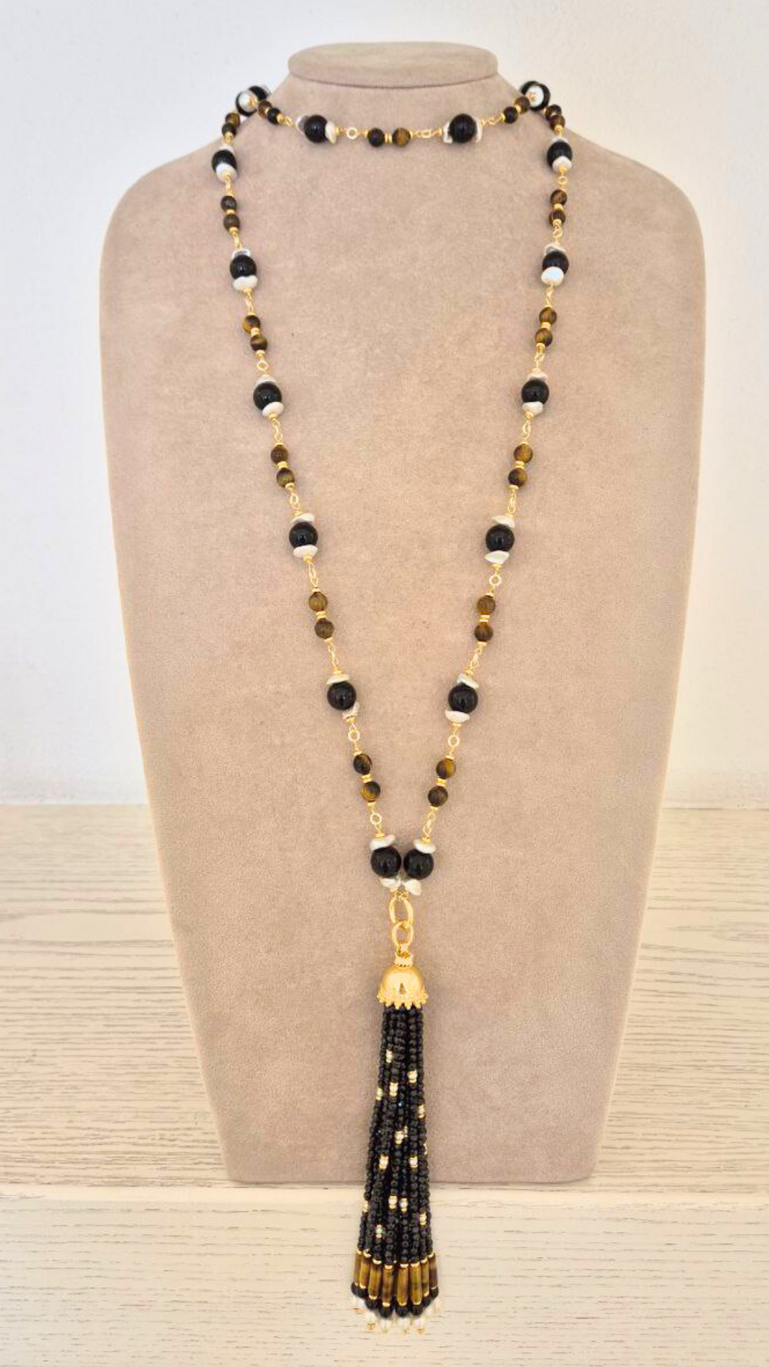 Collana in Pietre Naturali ammagliata completamente a mano, in Argento 925 dorato, con Onice, Spinelli neri, Perle e Occhio di Tigre e Onice