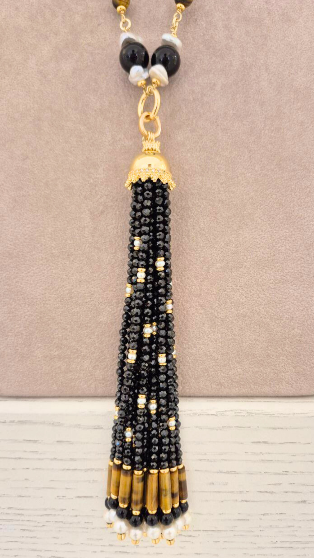 Collana in Pietre Naturali ammagliata completamente a mano, in Argento 925 dorato, con Onice, Spinelli neri, Perle e Occhio di Tigre e Onice