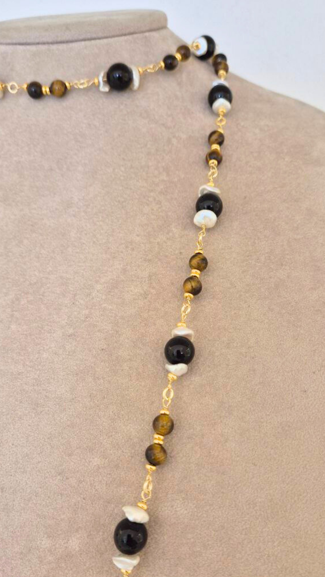 Collana in Pietre Naturali ammagliata completamente a mano, in Argento 925 dorato, con Onice, Spinelli neri, Perle e Occhio di Tigre e Onice