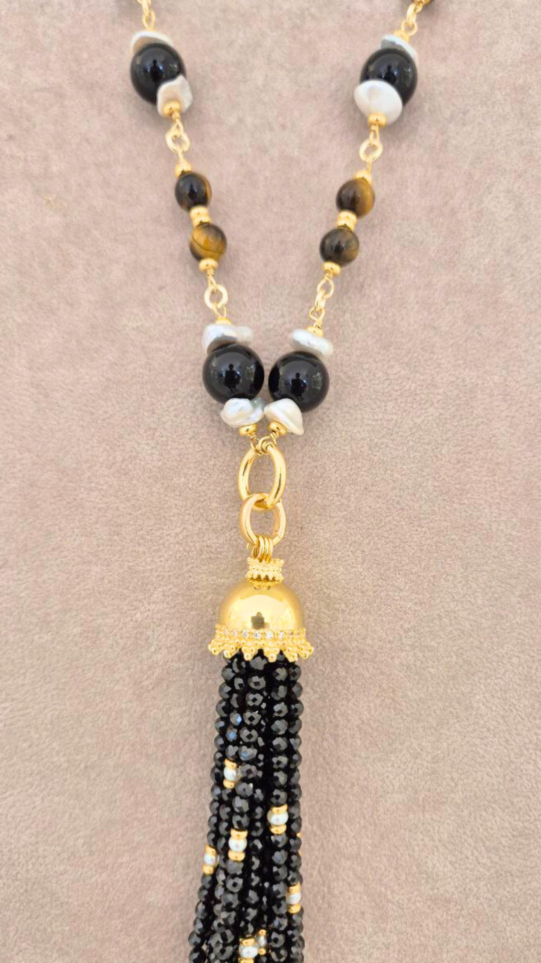 Collana in Pietre Naturali ammagliata completamente a mano, in Argento 925 dorato, con Onice, Spinelli neri, Perle e Occhio di Tigre e Onice
