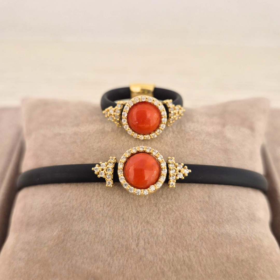 Bracciale in caucciù nero con inserti in Argento 925 dorato e bottoncino con pietra naturale a scelta. Chiusura con saliscendi