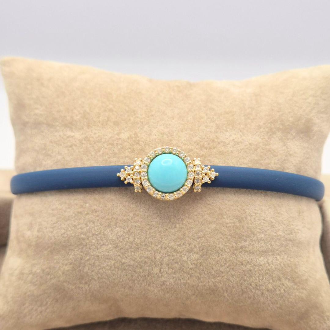 Bracciale in caucciù blu con inserti in Argento 925 dorato e bottoncino con pietra naturale a scelta. Chiusura con saliscendi