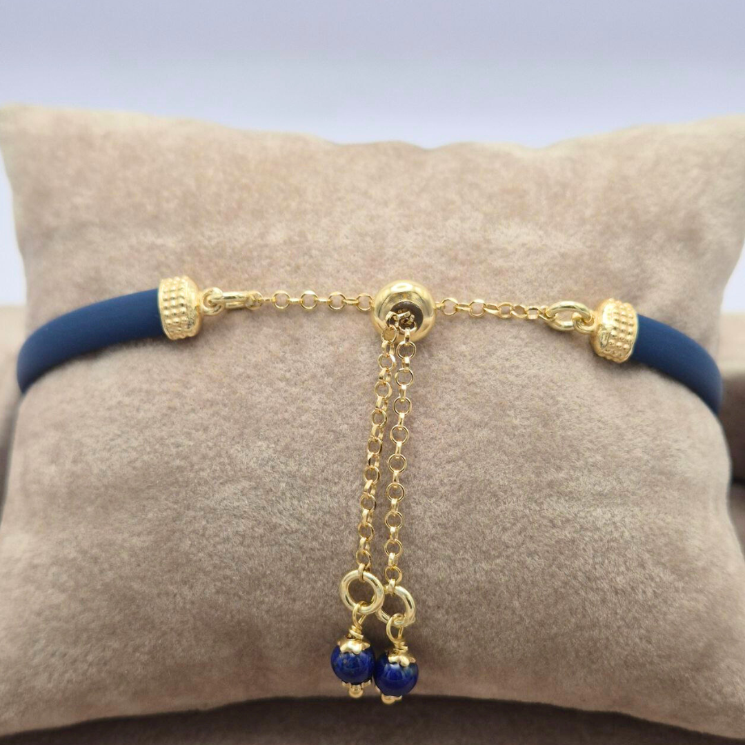 Bracciale in caucciù blu con inserti in Argento 925 dorato e bottoncino con pietra naturale a scelta. Chiusura con saliscendi