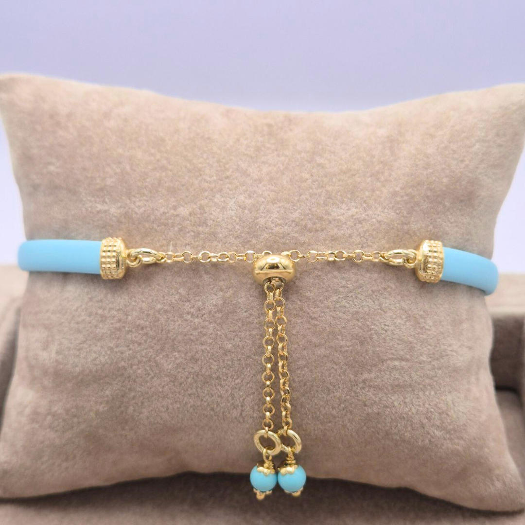 Bracciale in caucciù azzurro con inserti in Argento 925 dorato e bottoncino con pietra naturale a scelta. Chiusura con saliscendi