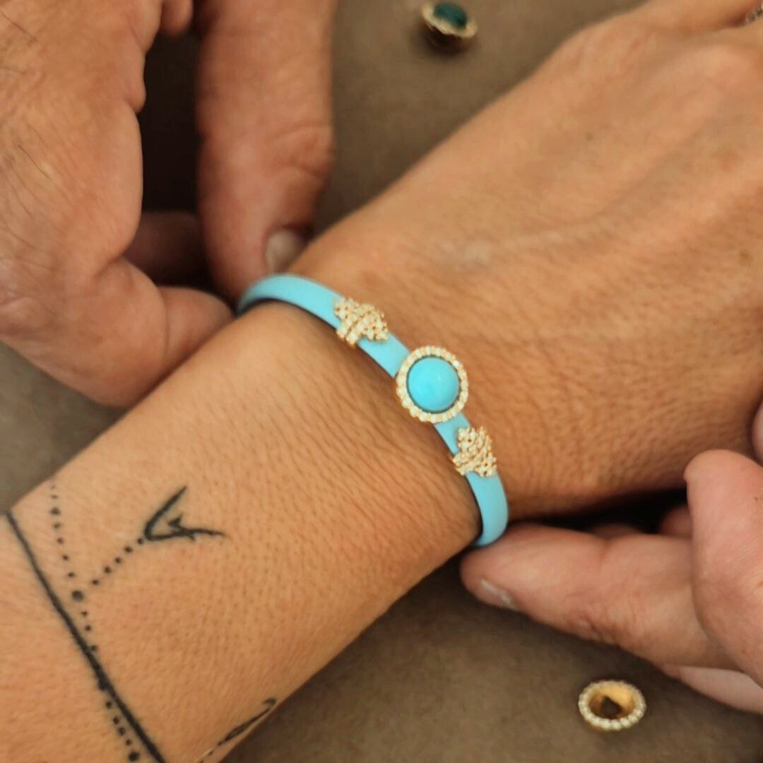 Bracciale in caucciù blu con inserti in Argento 925 dorato e bottoncino con pietra naturale a scelta. Chiusura con saliscendi