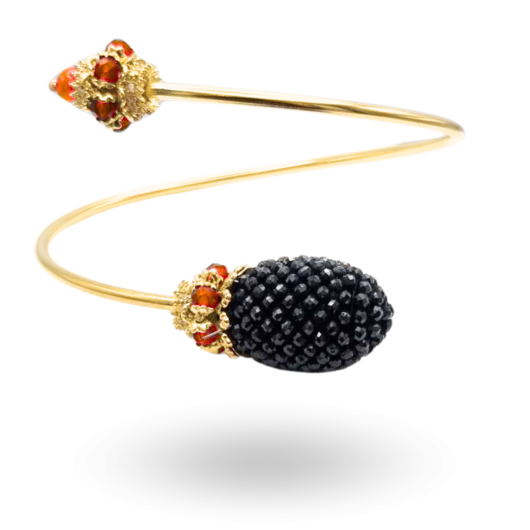 Bracciale tubolare semirigido in Argento 925 dorato con oliva in Spinelli neri lavorazione tessito e mina con coroncine in Giada
