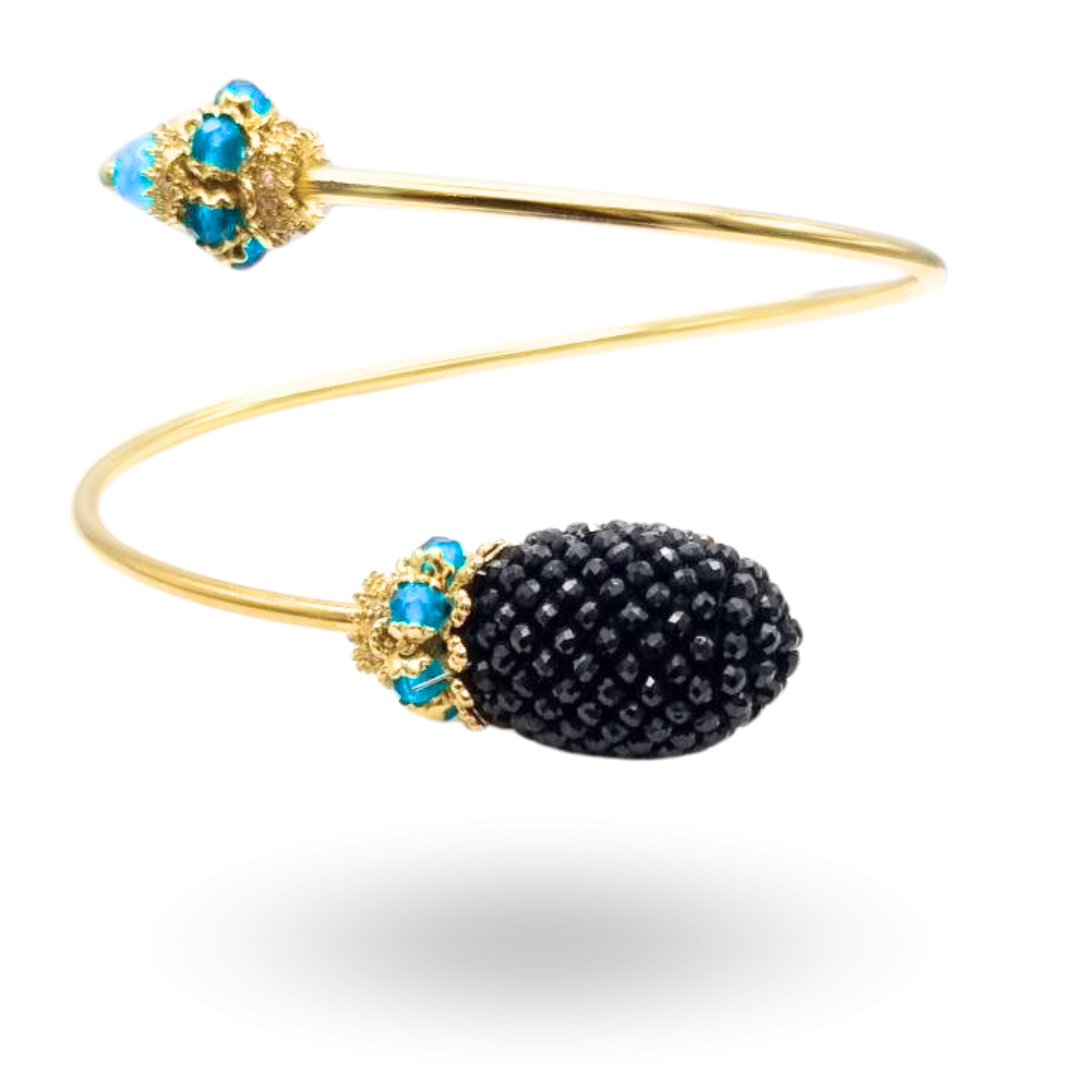 Bracciale tubolare semirigido in Argento 925 dorato con oliva in Spinelli neri lavorazione tessito e mina con coroncine in Giada
