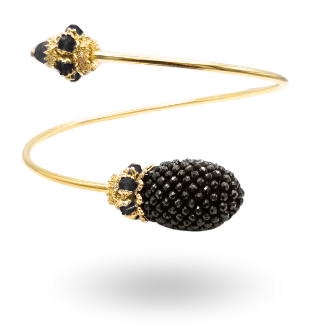 Bracciale tubolare semirigido in Argento 925 dorato con oliva in Spinelli neri lavorazione tessito e mina con coroncine in Giada