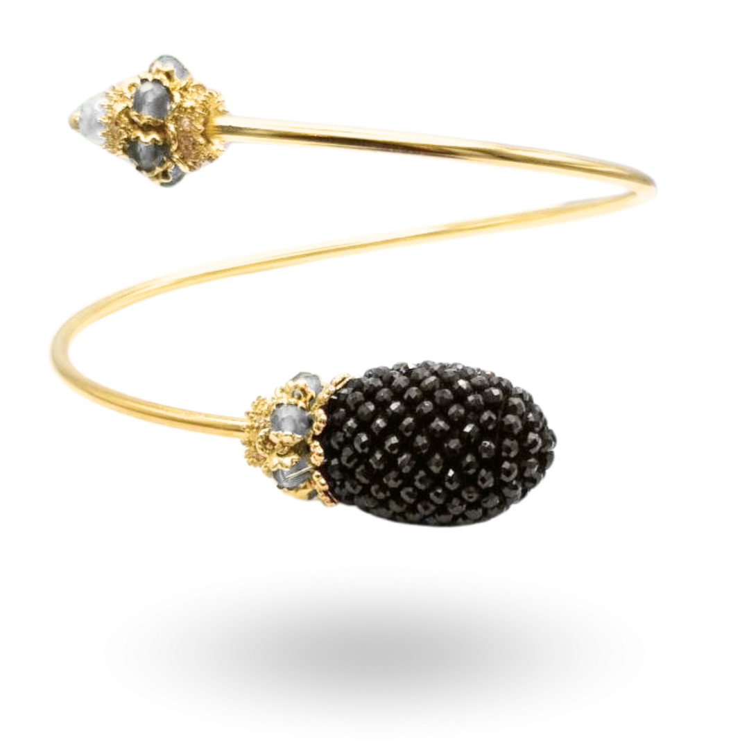 Bracciale tubolare semirigido in Argento 925 dorato con oliva in Spinelli neri lavorazione tessito e mina con coroncine in Giada