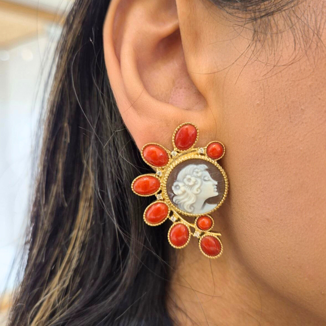 Orecchini in Argento 925 dorato con cammeo centrale e petali di spole in Corallo rosso Mediterraneo