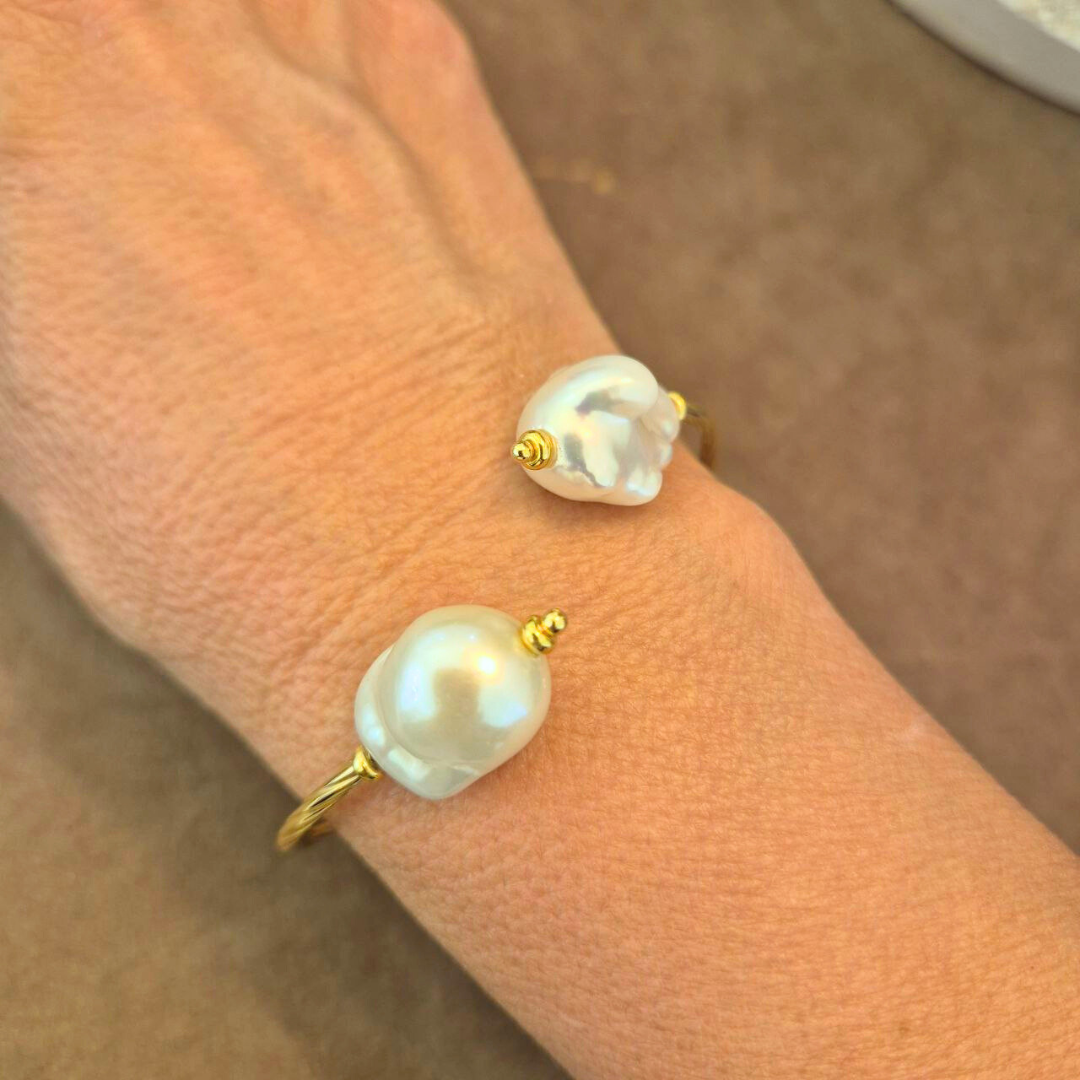 Bracciale in Argento dorato semirigido con due Perle Scaramazze, modello open