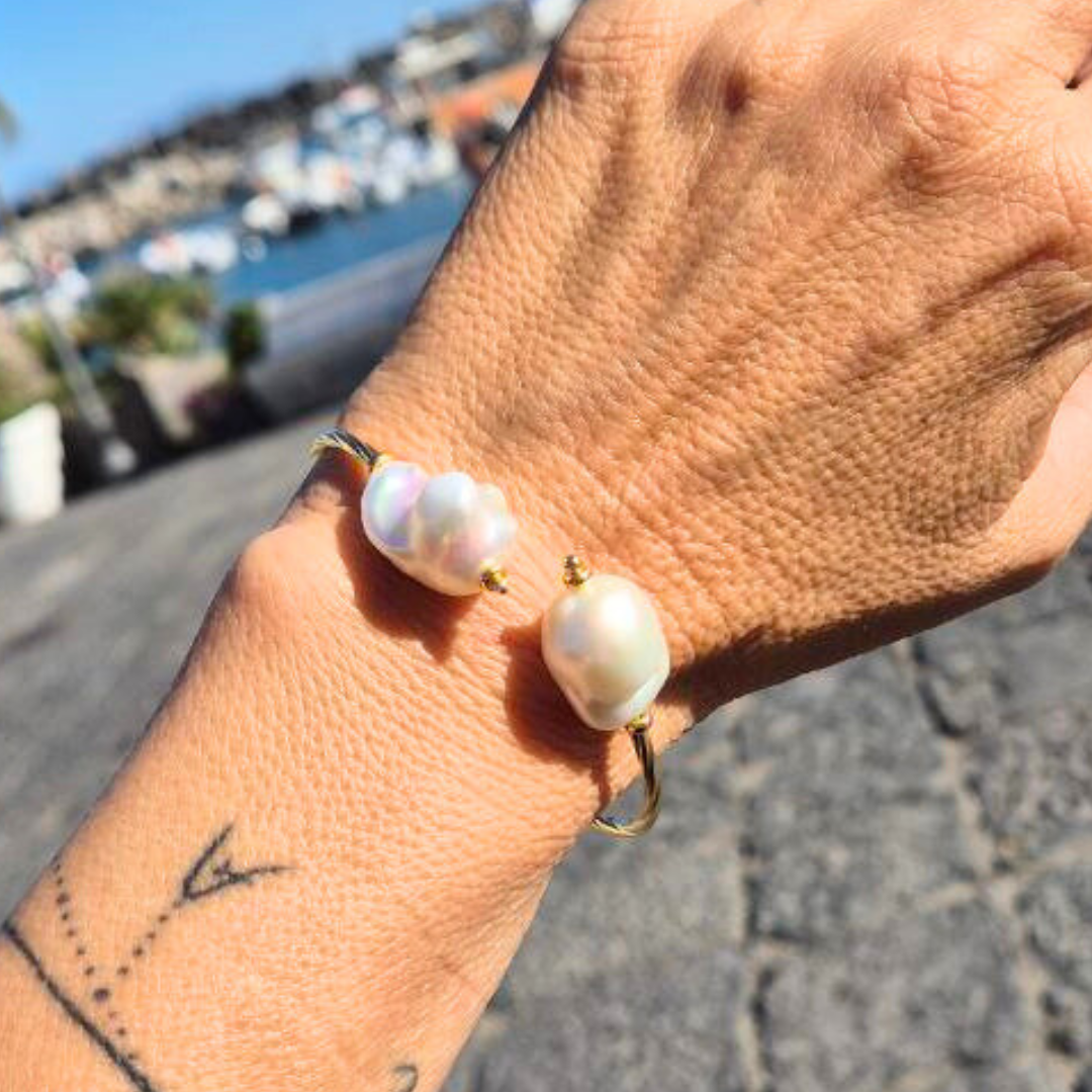 Bracciale in Argento dorato semirigido con due Perle Scaramazze, modello open