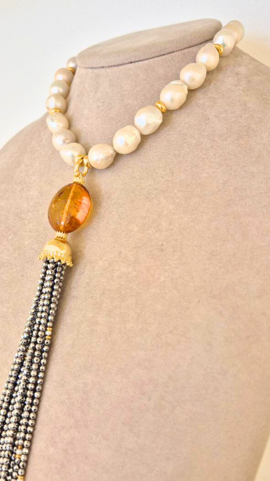Collana in Perle e Ematite con Ambra centrale, montata in Argento 925 dorato