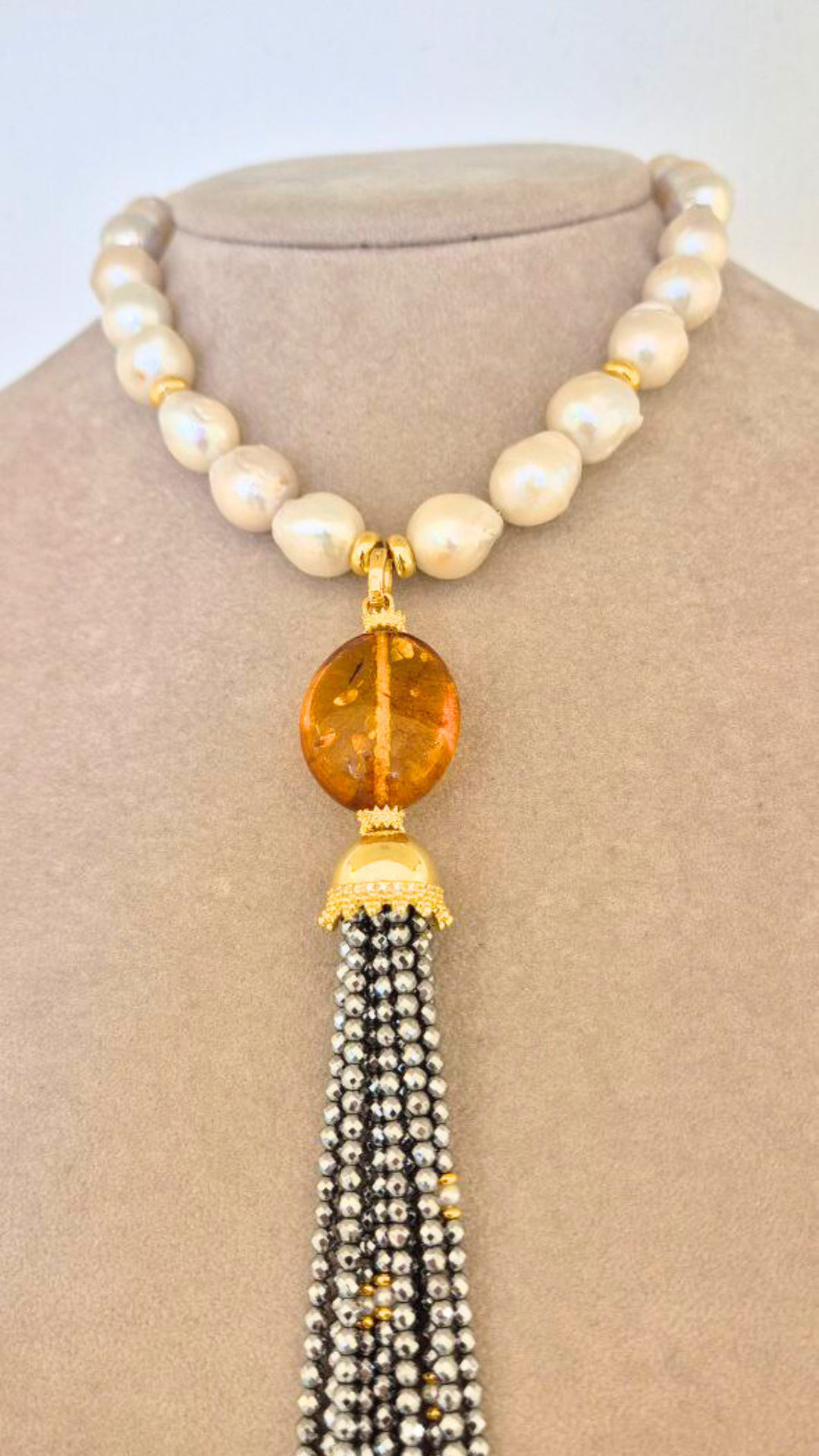 Collana in Perle e Ematite con Ambra centrale, montata in Argento 925 dorato