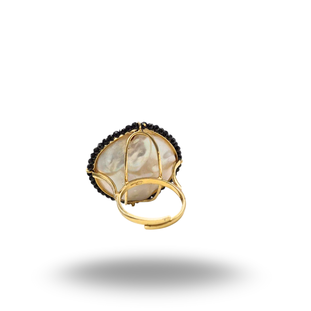 Anello in Argento dorato con Perla Barocca maxi e giro di Spinelli neri. Misura regolabile