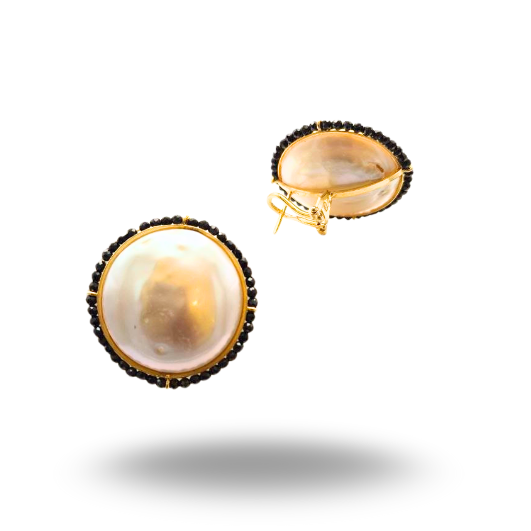 Orecchini in Argento dorato con Perle Barocche maxi e giro di Spinelli neri. Chiusura perno e clips