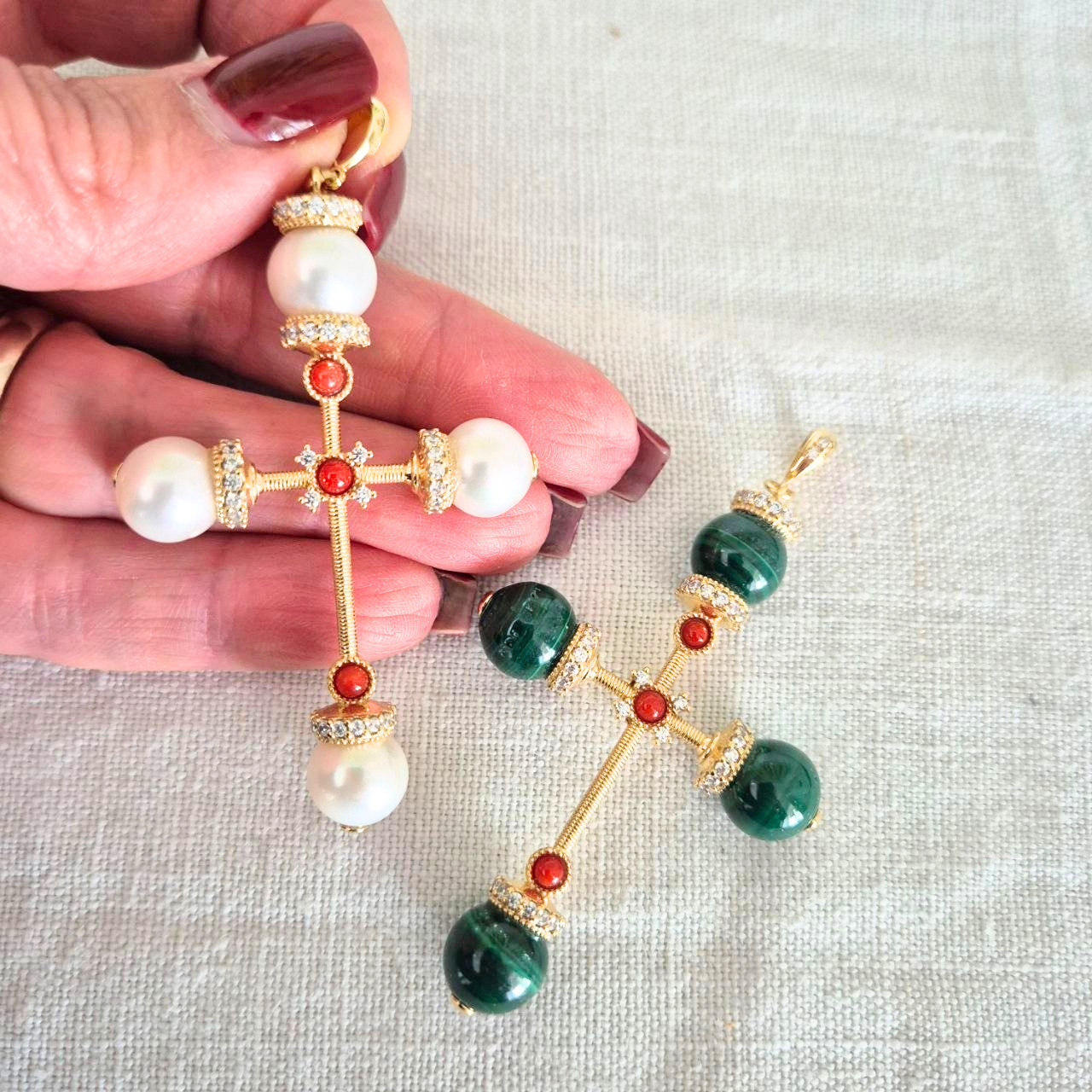 Croce in Argento 925 dorato a bulbo con Perle e Corallo rosso Mediterraneo