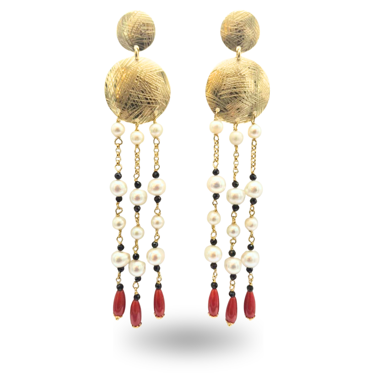 Orecchini con doppia piastra in Argento 925 dorato effetto graffiato e tre frange in Corallo rosso, Perle e Spinelli neri