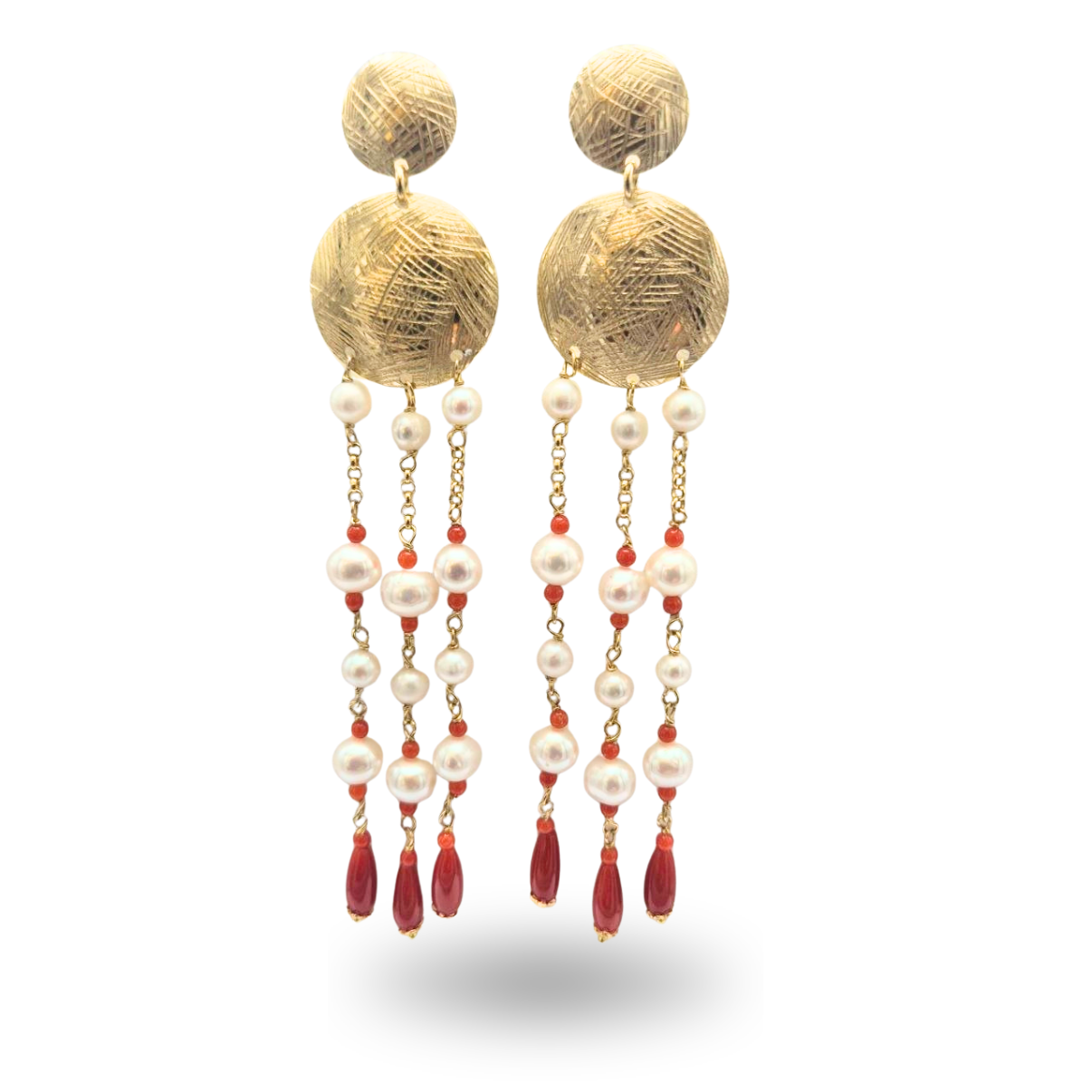 Orecchini con doppia piastra in Argento 925 dorato effetto graffiato e tre frange in Corallo rosso, Perle e Giada