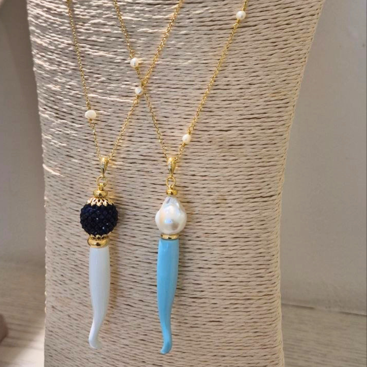 Ciondolo in Argento 925 dorato con Corno in Pasta di Turchese e Perla Scaramazza naturale