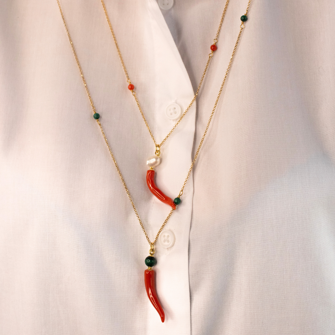 Collana in Argento 925 dorato con pallini in Corallo, Corno in Corallo e Perla. Lunghezza 70cm