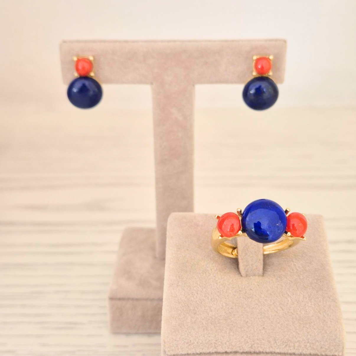 Anello in Argento 925 dorato con Lapis centrale e due spole di Corallo rosso