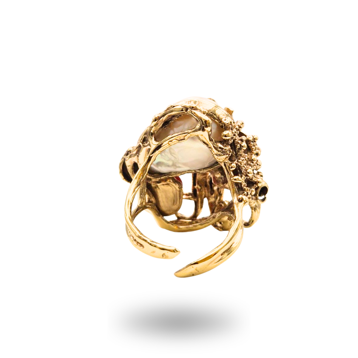 Anello in Bronzo dorato in tema marino con Perla Scaramazza e sasso di Corallo rosso Mediterraneo